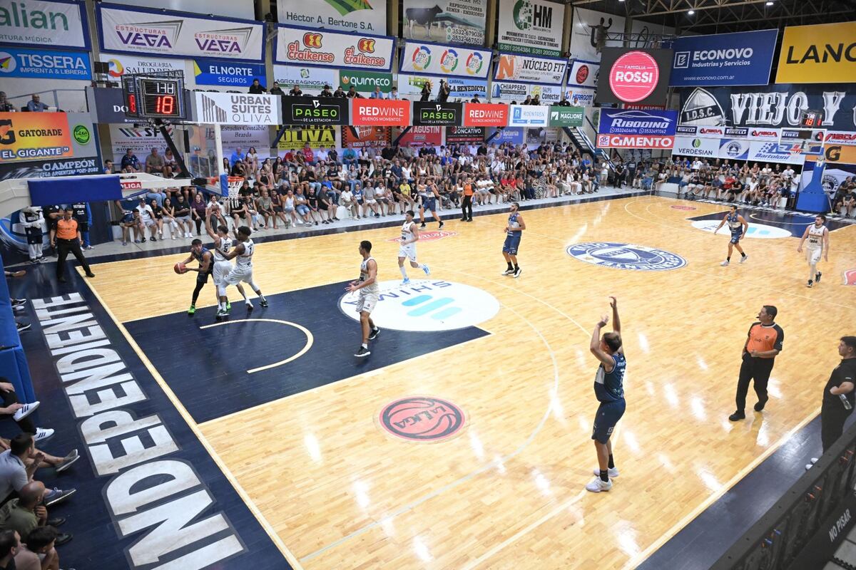 Independiente de Oliva, el increíble líder cordobés de la Liga Nacional de básquet. (Prensa LNB).