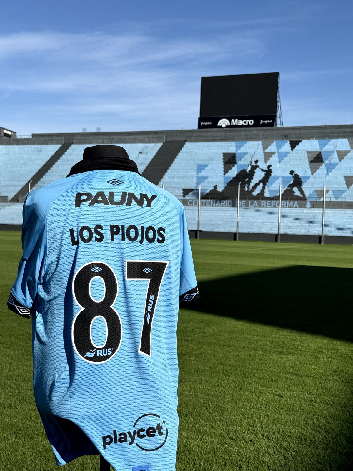 Andrés Ciro Martínez, cantante de Los Piojos, recibió un obsequio de parte de la dirigencia de Belgrano. (Prensa Belgrano)