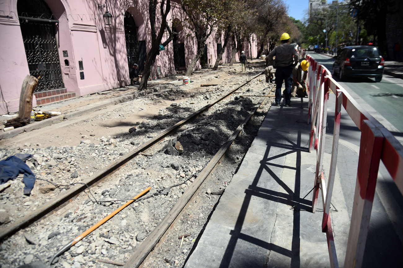 Las vías del tranvía que surgieron en la calle 27 de Abril. (Pedro Castillo / La Voz)