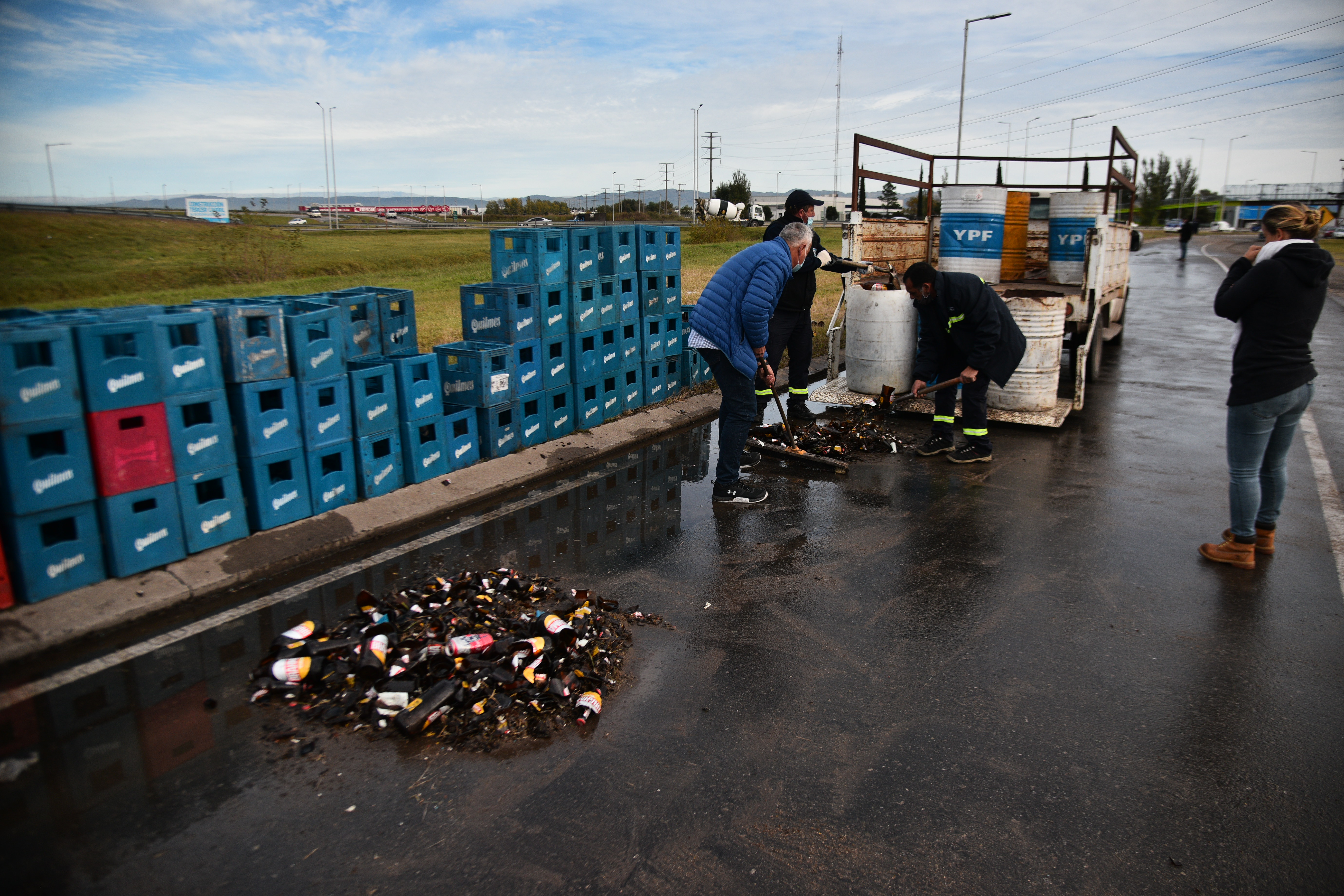 Camión con cerveza perdió parte de su carga. (Pedro Castillo)