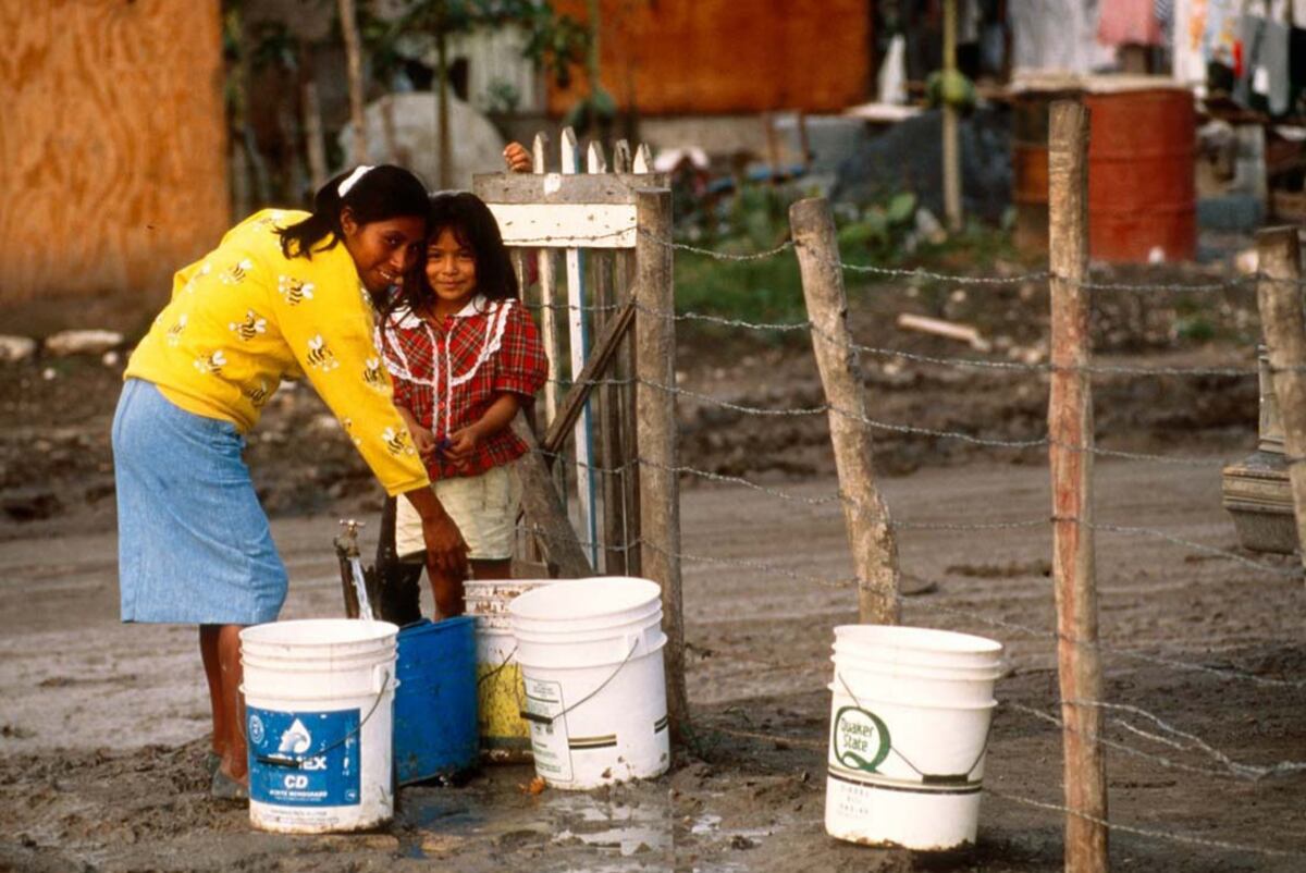 Las mujeres y las niñas son las encargadas de recolectar agua en el 80% de los hogares sin acceso a agua corriente. Foto: Greenpeace / Aguas Cordobesas.