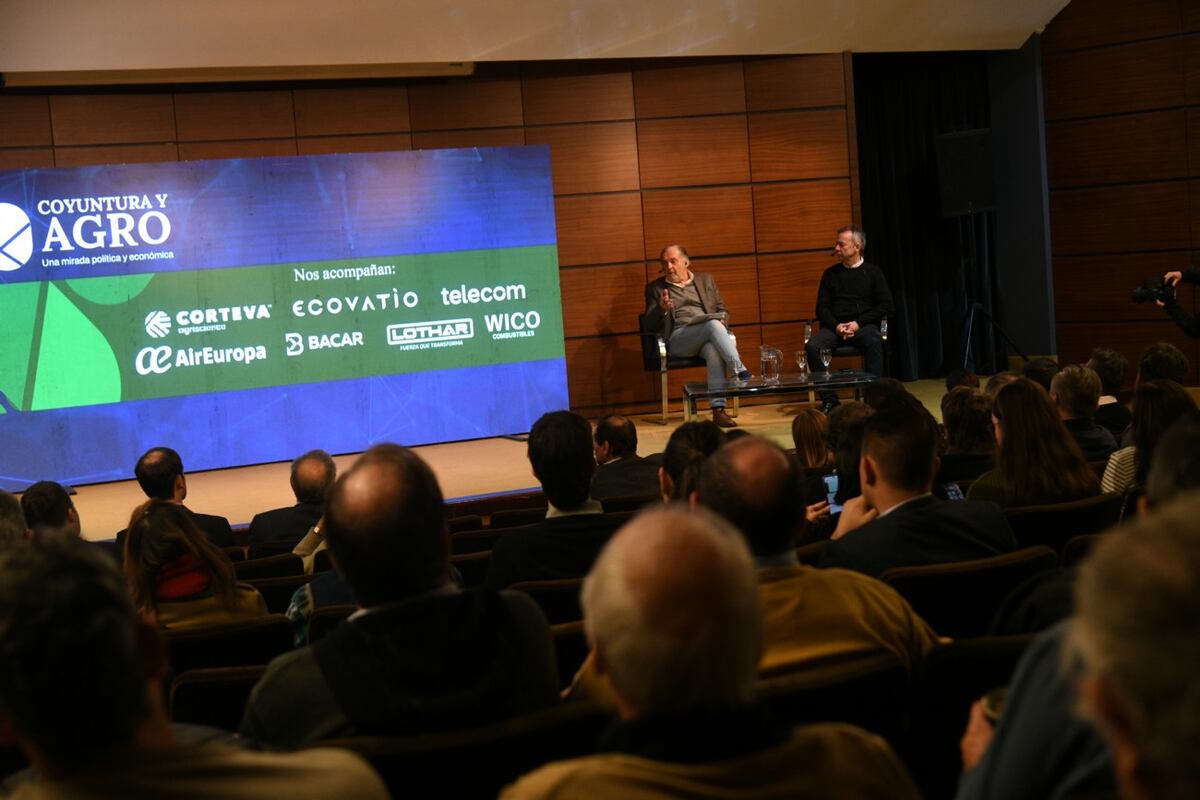 JORNADA EN LA VOZ. El analista político Eduardo van der Kooy y el economista Daniel Artana analizaron la coyuntura. (Ramiro Pereyra/La Voz)