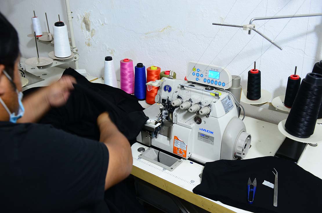 Josmik Eusebio, en su taller propio de la ciudad de Córdoba (José Gabriel Hernández / La Voz)