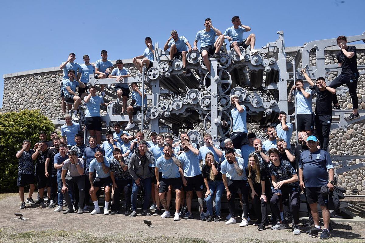 Brindis en La Voz deI Interior del plantel de fútbol Belgrano Campeón 2022. Ramiro Pereyra / La Voz)