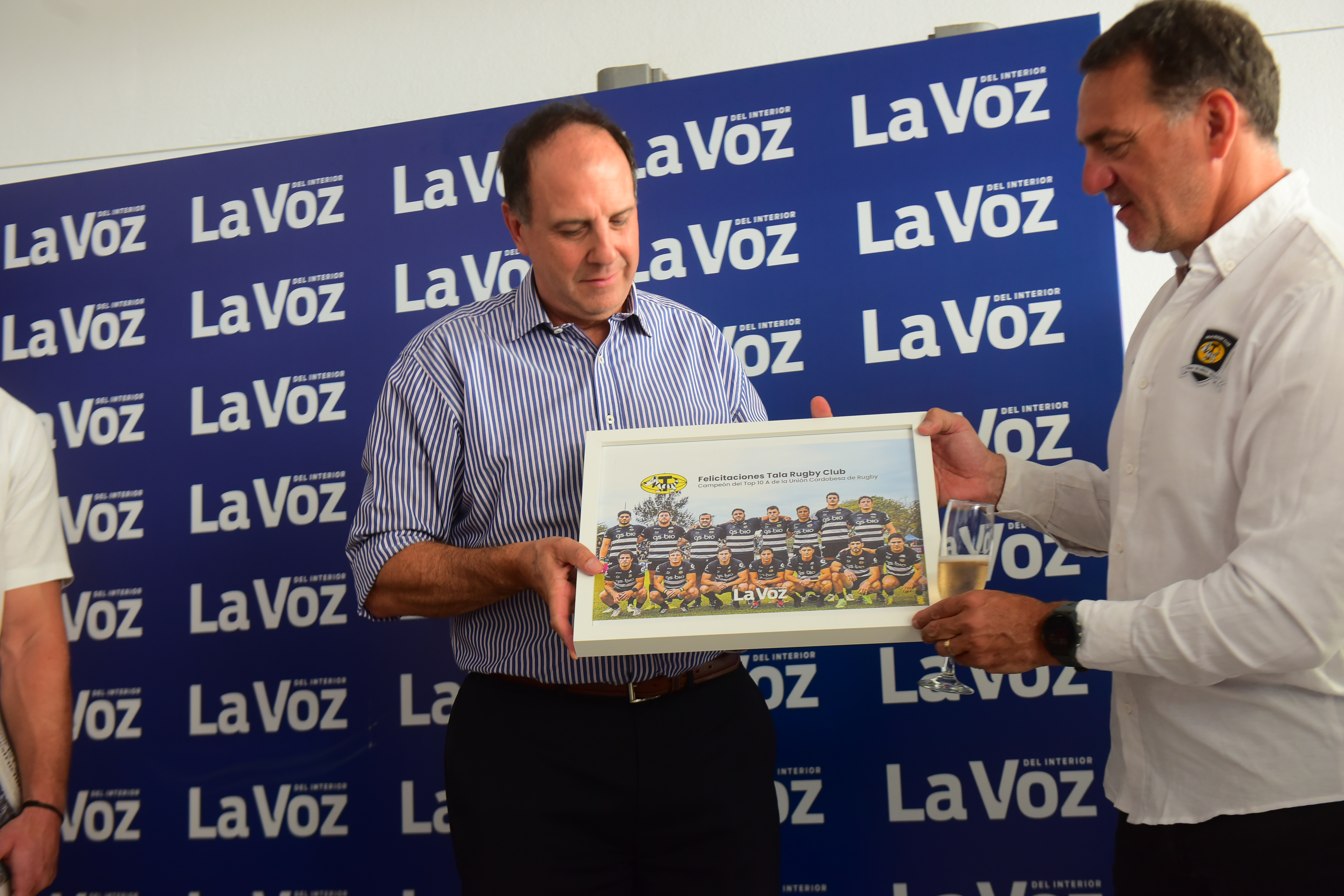 Jugadores y cuerpo técnico del Tala Rugby club participaron  del tradicional brindis en la redacción de la Voz a los campeones. (Javier Ferreyra / La Voz )