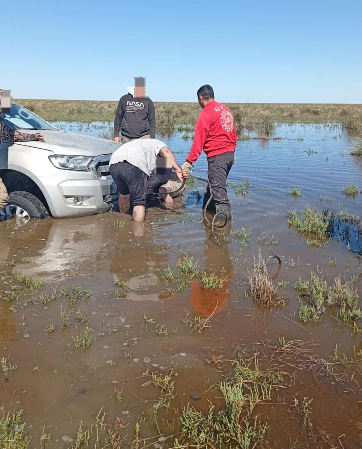 Pescadores atrapados en La Rinconada. (Gentileza Policía)