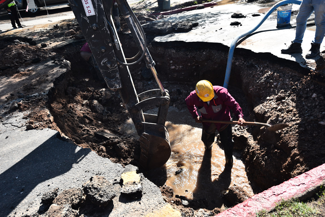 La rotura de un caño de agua durante la madrugada del martes ocasionó un socavón en avenida Octavio Pinto al 3200 y obligaba a desviar los autos en el sector. (Pedro Castillo / La Voz)