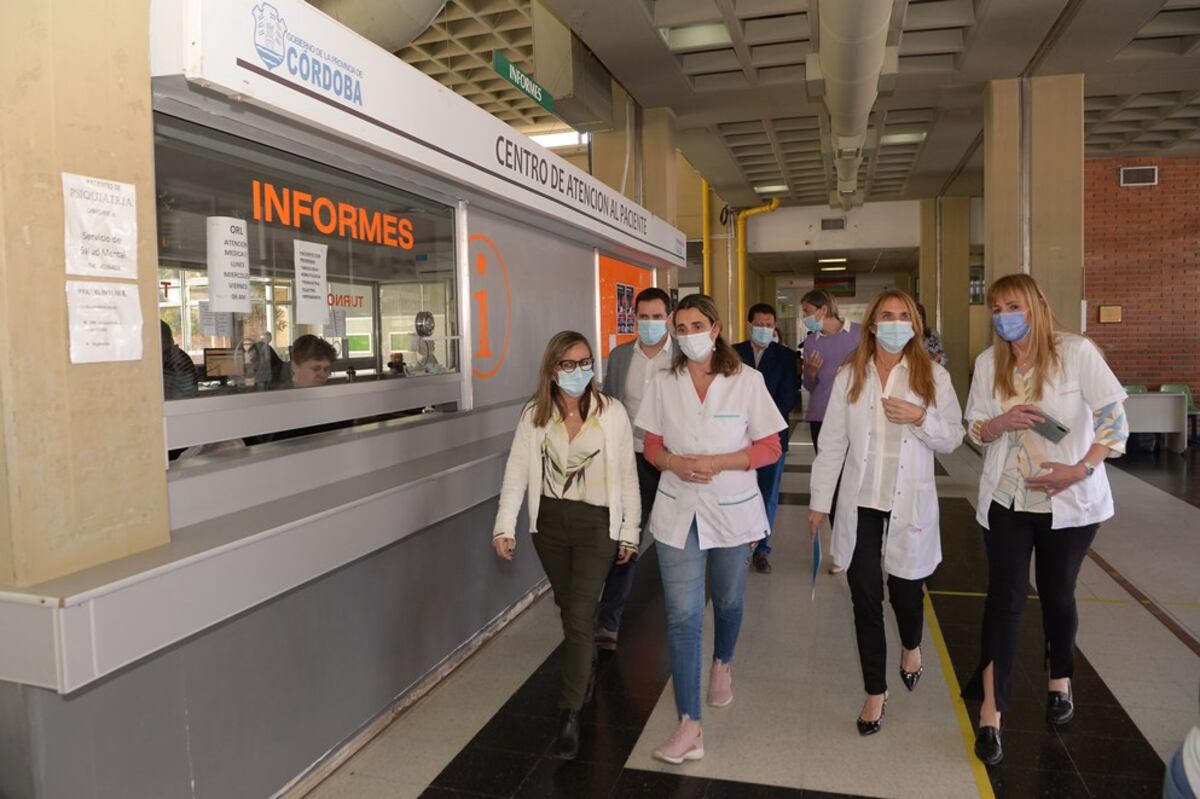El nuevo equipo directivo del Hospital de Niños recorriendo el establecimiento.