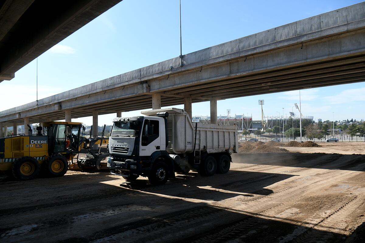 Avanza la construcción del nuevo estacionamiento del estadio Kempes. (Ramiro Pereyra / La Voz)