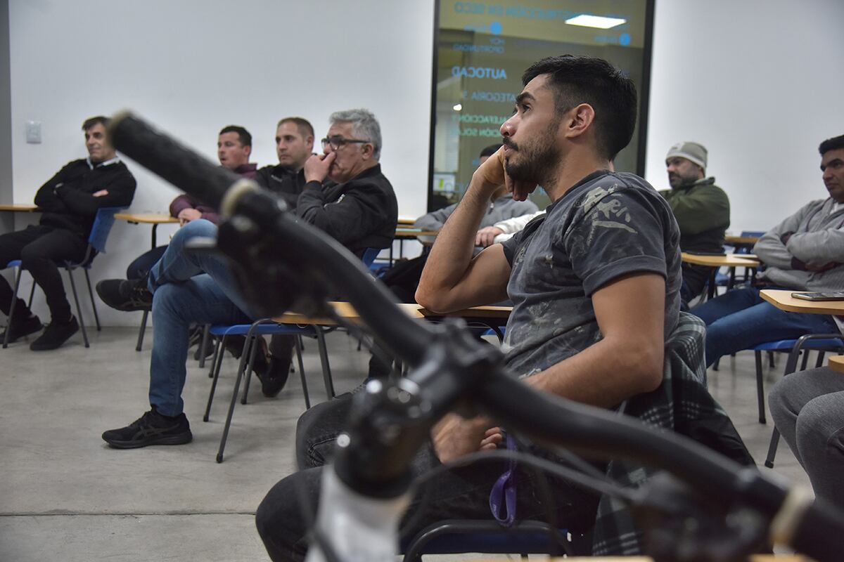 Córdoba. Cristian es ciego y aprende a reparar bicicletas en Celsius (Facundo Luque/La Voz).
