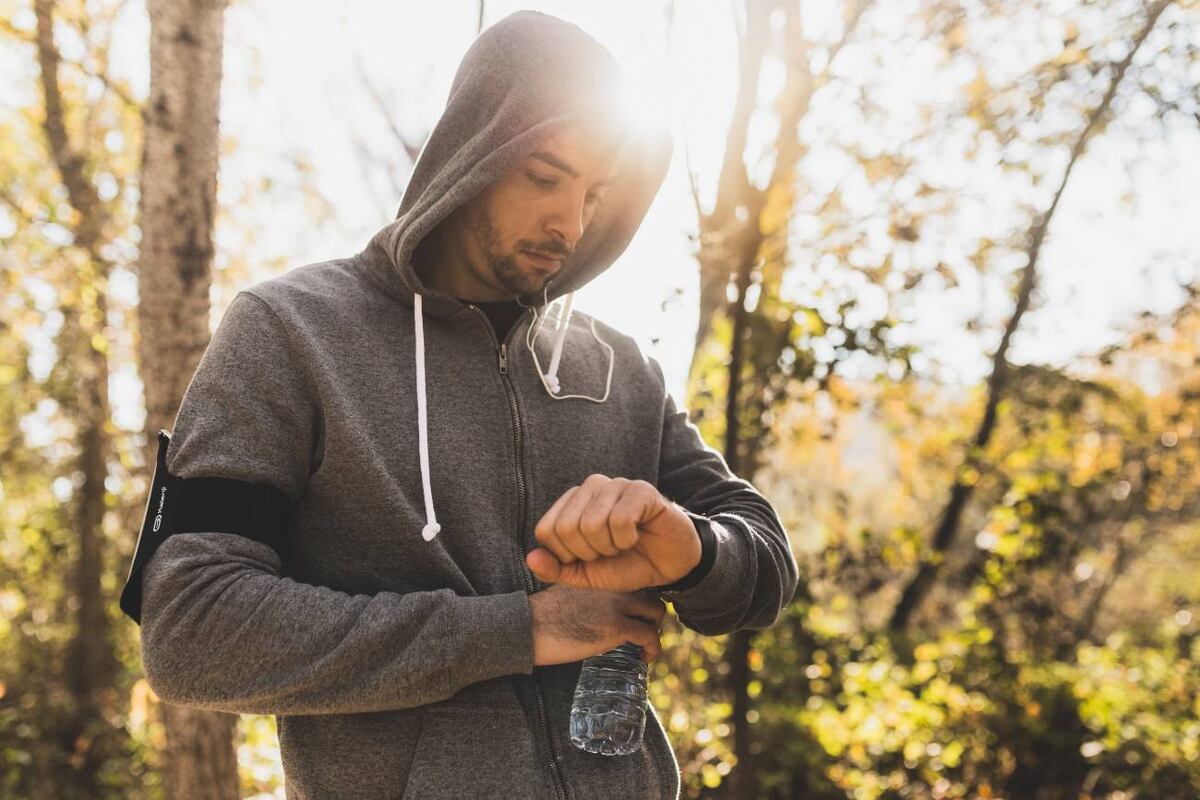 Controlar el ritmo cardíaco con una simple toma de pulso puede ayudar a detectar arritmias y prevenir complicaciones graves, advierten los cardiólogos. (Freepik)