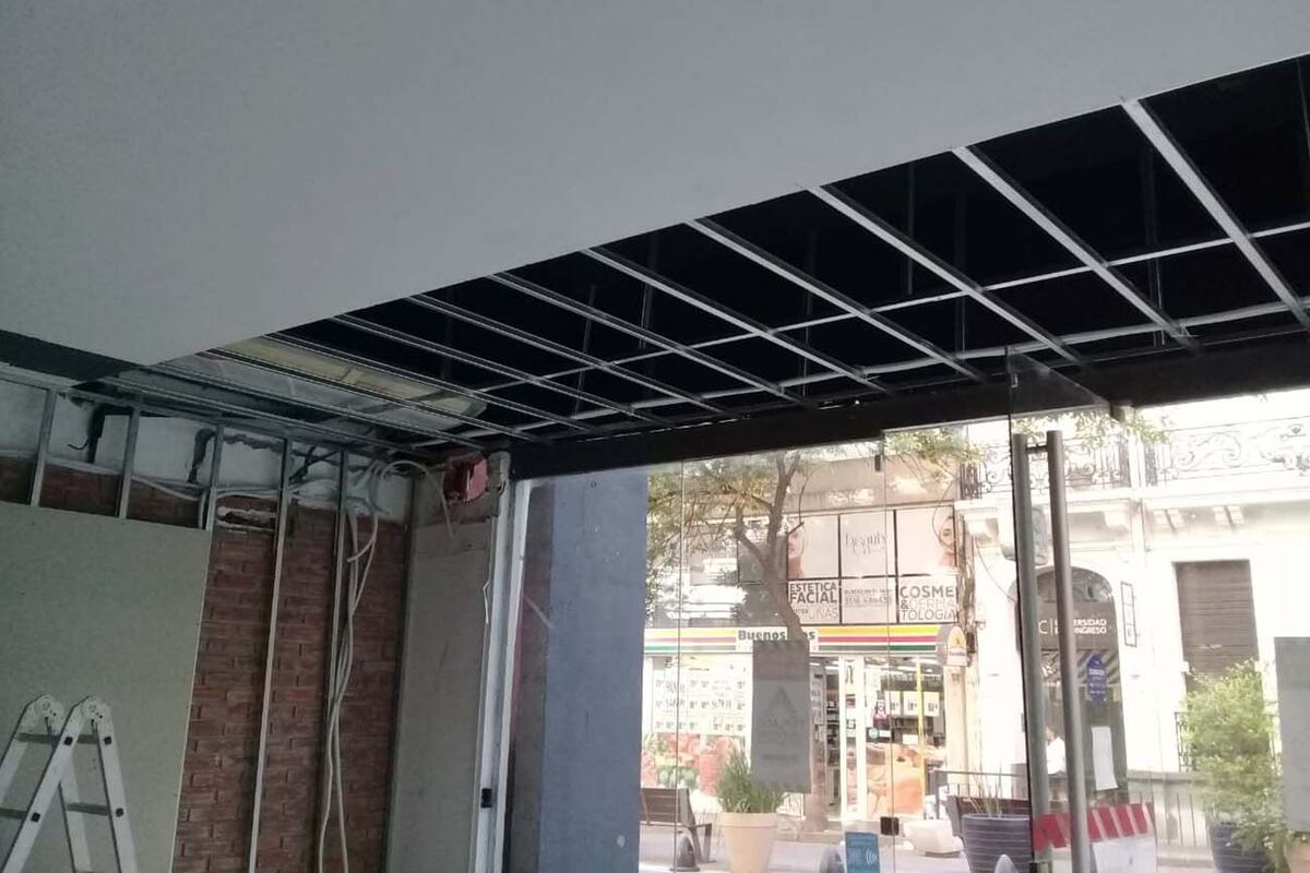 Tareas. Trabajos de durlock en un local de indumentaria femenina, en pleno centro de Córdoba.