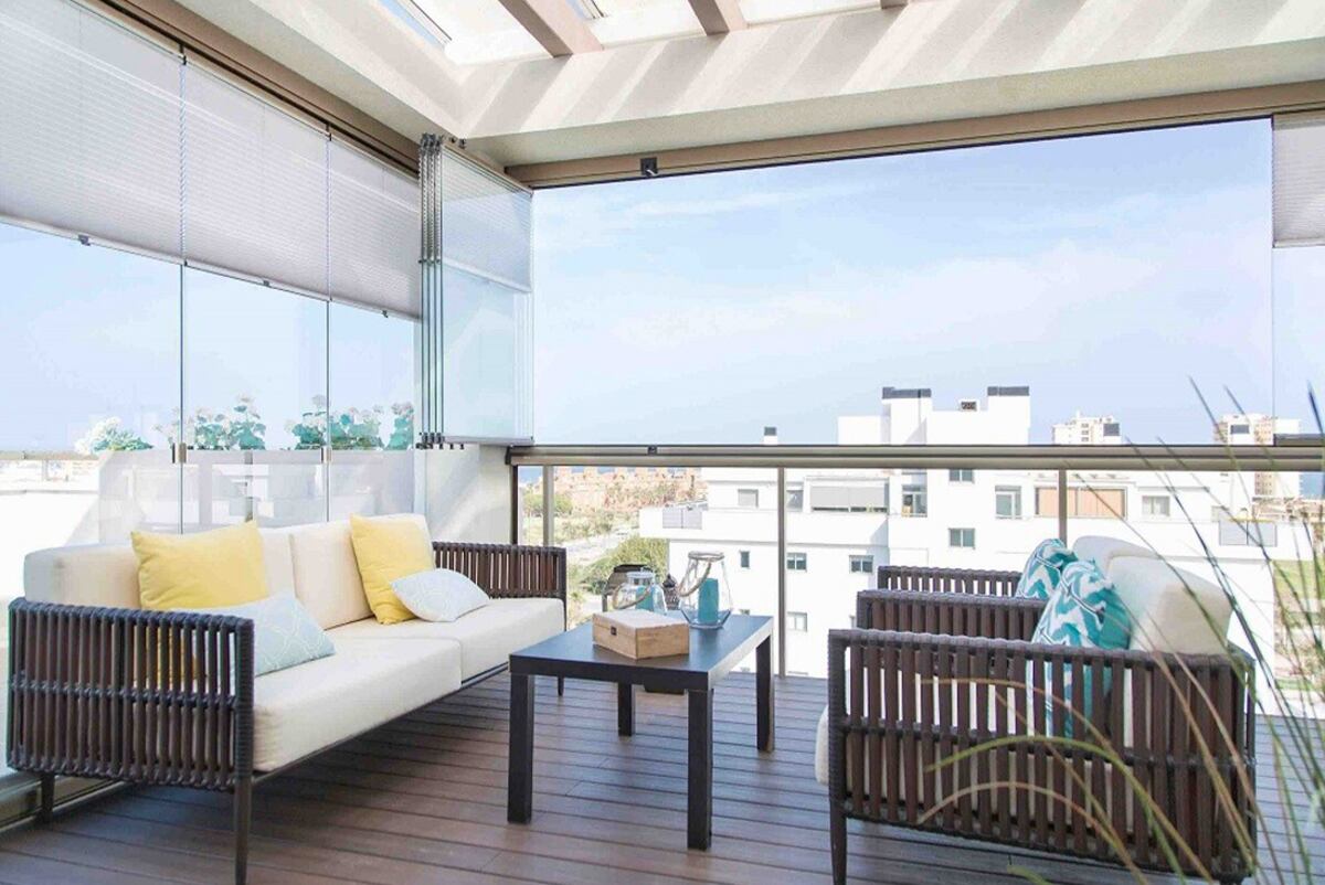Sus estructuras plegables y abatibles, transforman a las cortinas de cristal en una opción por demás funcional. Foto: Lumón / Grupo Edisur.