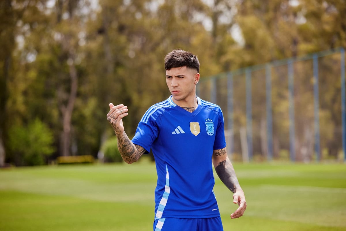 Las nuevas remeras de la selección argentina de fútbol. (Prensa AFA)