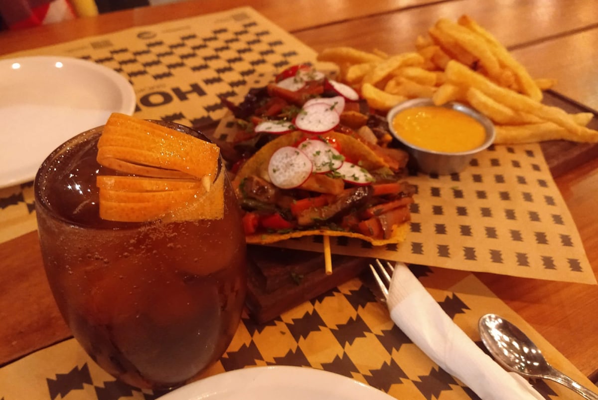 Tacos vegetarianos, papa fritas y Cinzano con soda.