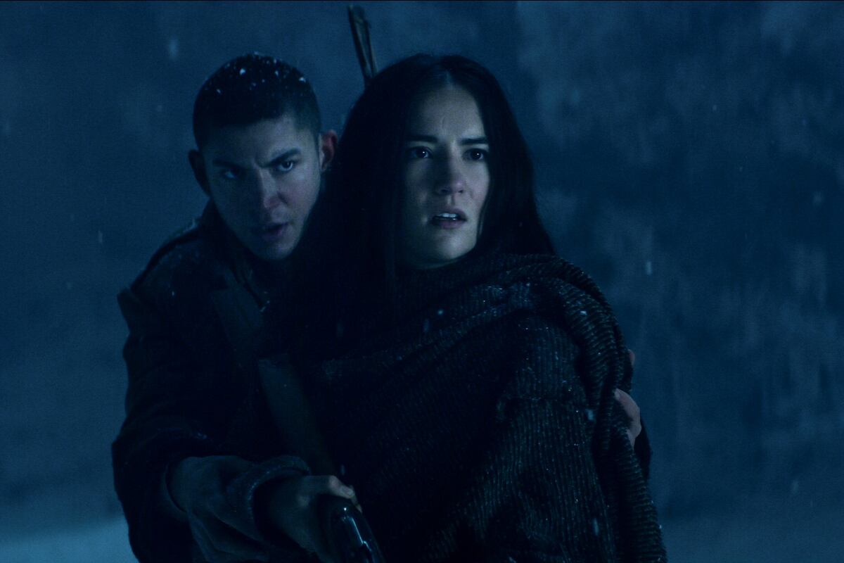 SHADOW AND BONE (L to R) JESSIE MEI LI as ALINA STARKOV and ARCHIE RENAUX as MALYEN ORETSEV in SHADOW AND BONE Cr. COURTESY OF NETFLIX © 2021
