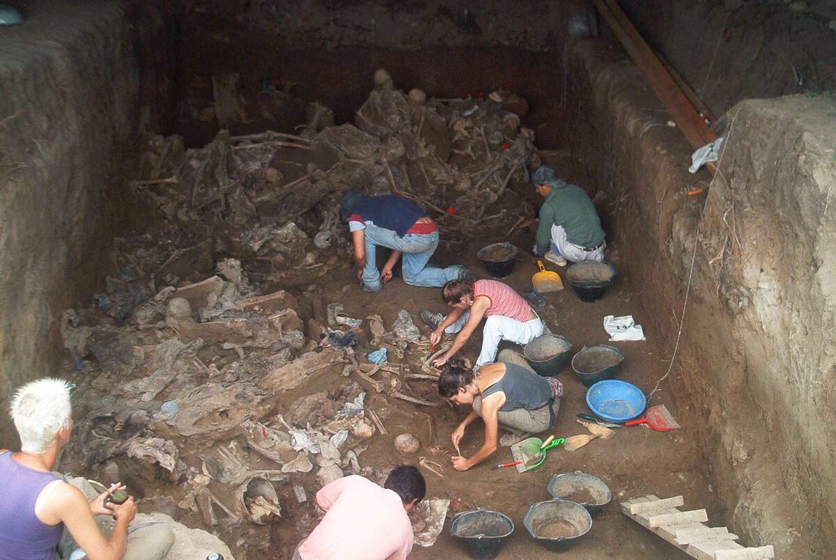 Las fotos del Equipo Argentino de Antropología Forense que entregaron a La Voz en 2003 sobre las fosas comunes en el cementerio San Vicente. (Archivo / La Voz)
