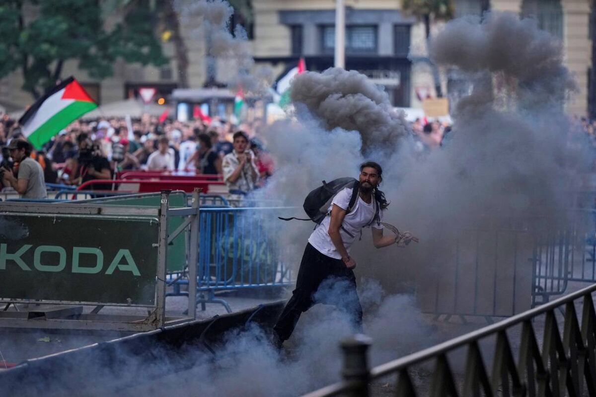 Manifestantes bloquean la ruta para interrumpir la vigésimo primera etapa de la Vuelta Ciclista Española, de Alalpardo a Madrid, España, este domingo 14 de septiembre. (AP)