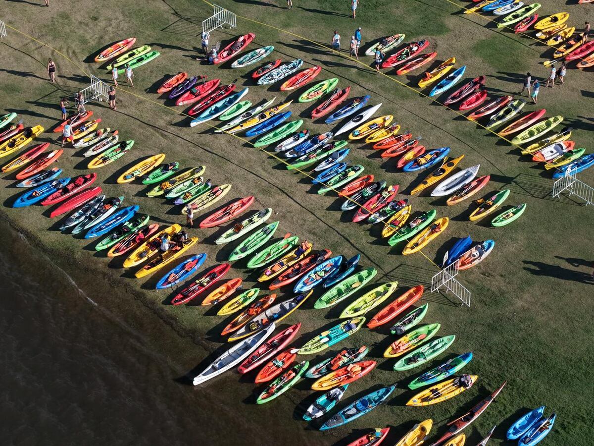 Remada nocturna de kayaks en Embalse. Edición enero 2026. (Municipalidad)