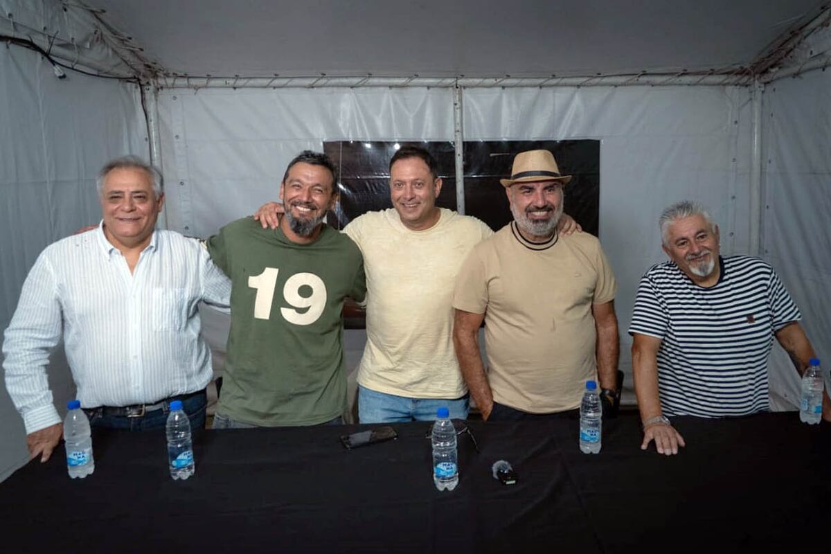 Luis Quiroga junto a autoridades provinciales y regionales, anfitriones de Los Tekis.