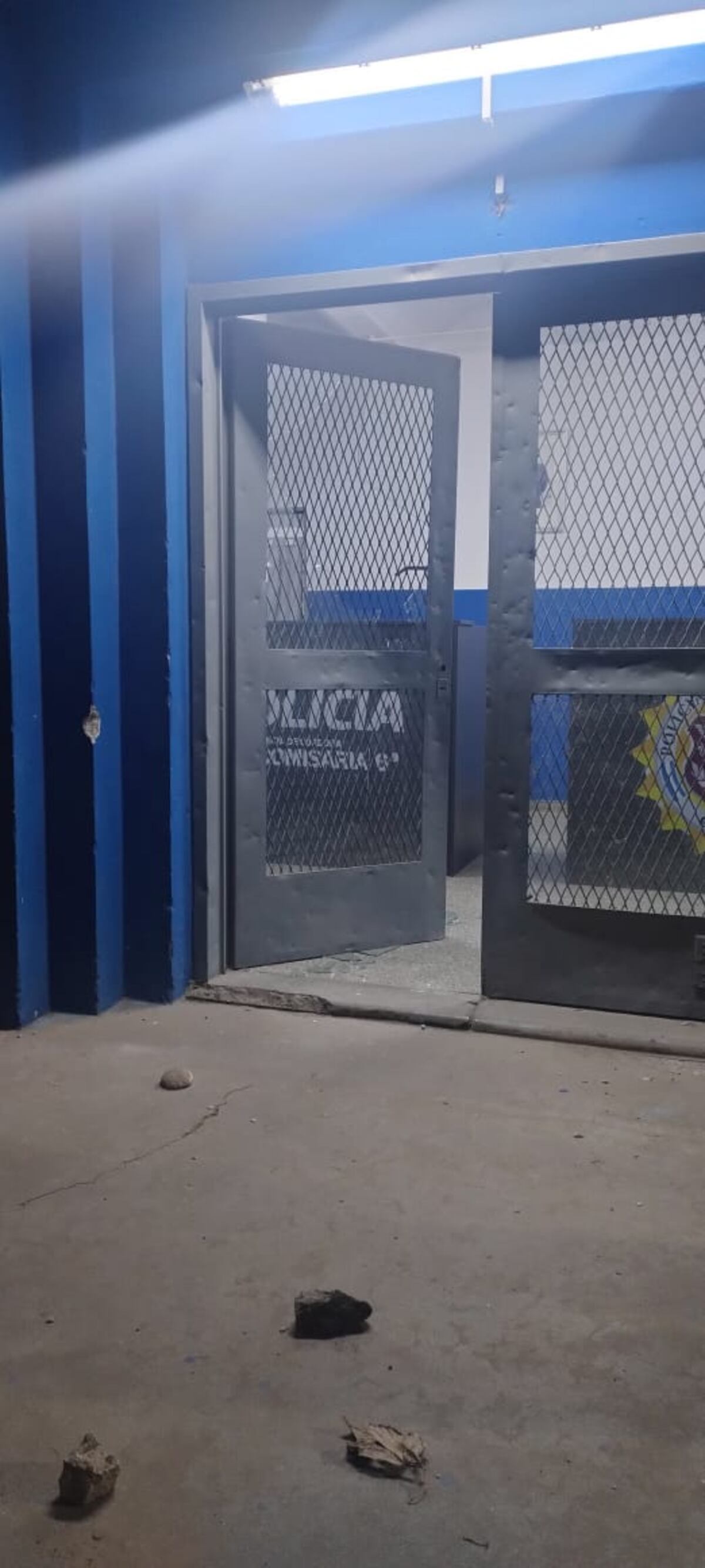 Daños a la comisaría. (Policía)