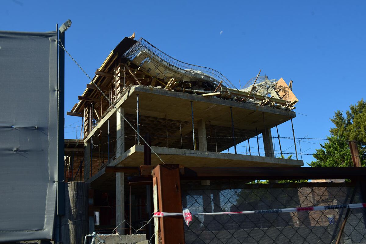 Derrumbe de losa de un edificio en construcción en Villa Allende. (Jorge Peñaranda / La Voz)