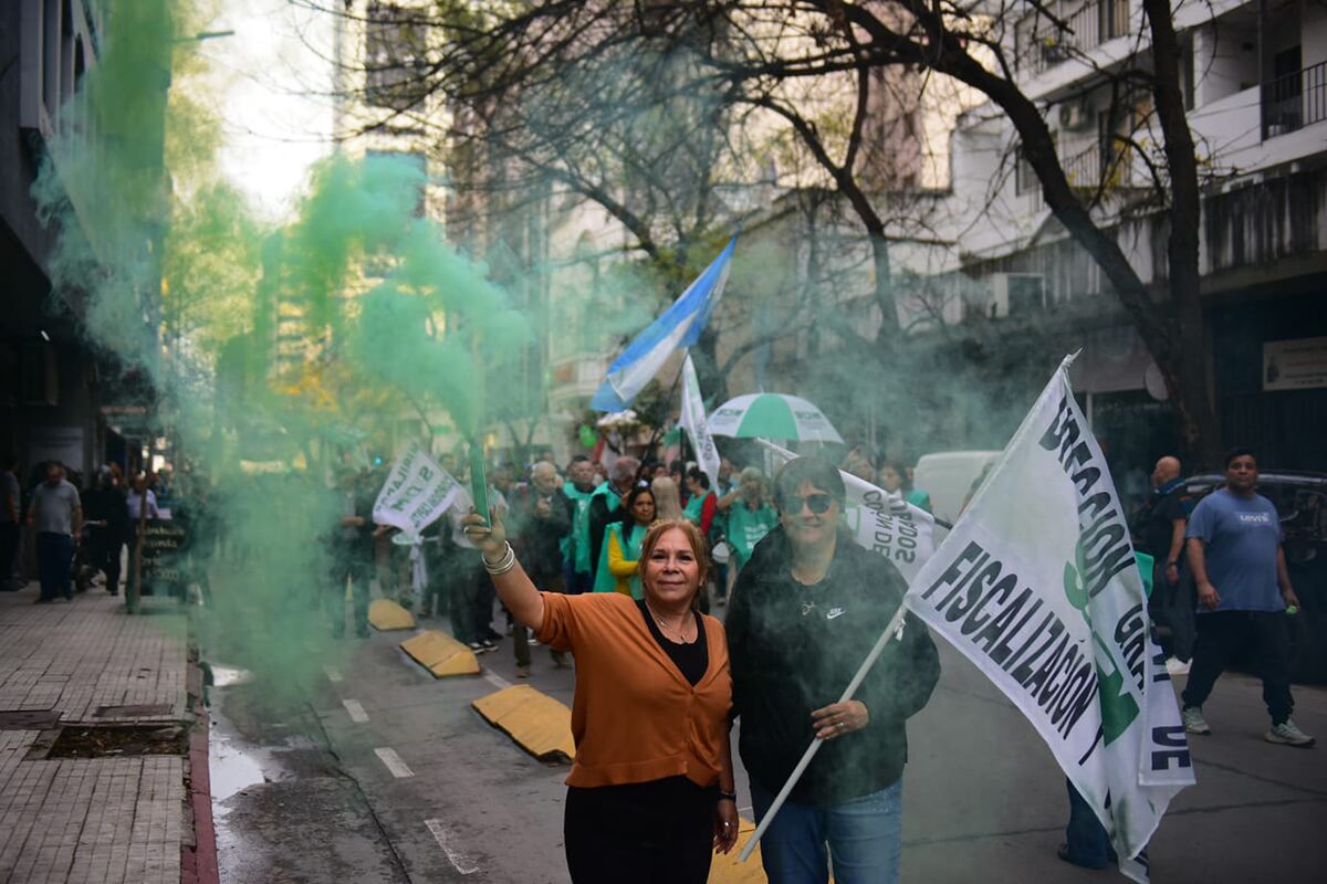 Protesta del gremio de los municipales, Suoem, por las calles de Córdoba capital contra el intendente Daniel Passerini. (Nicolás Bravo / La Voz)