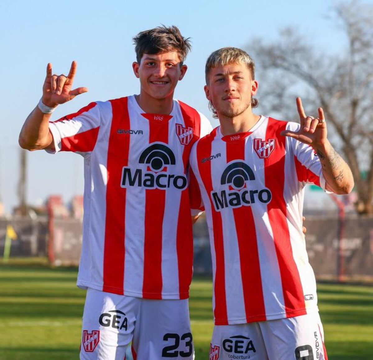 Luca y Matías Klimowicz, hermanos que comparten hoy el plantel profesional de Instituto. (Prensa IACC).