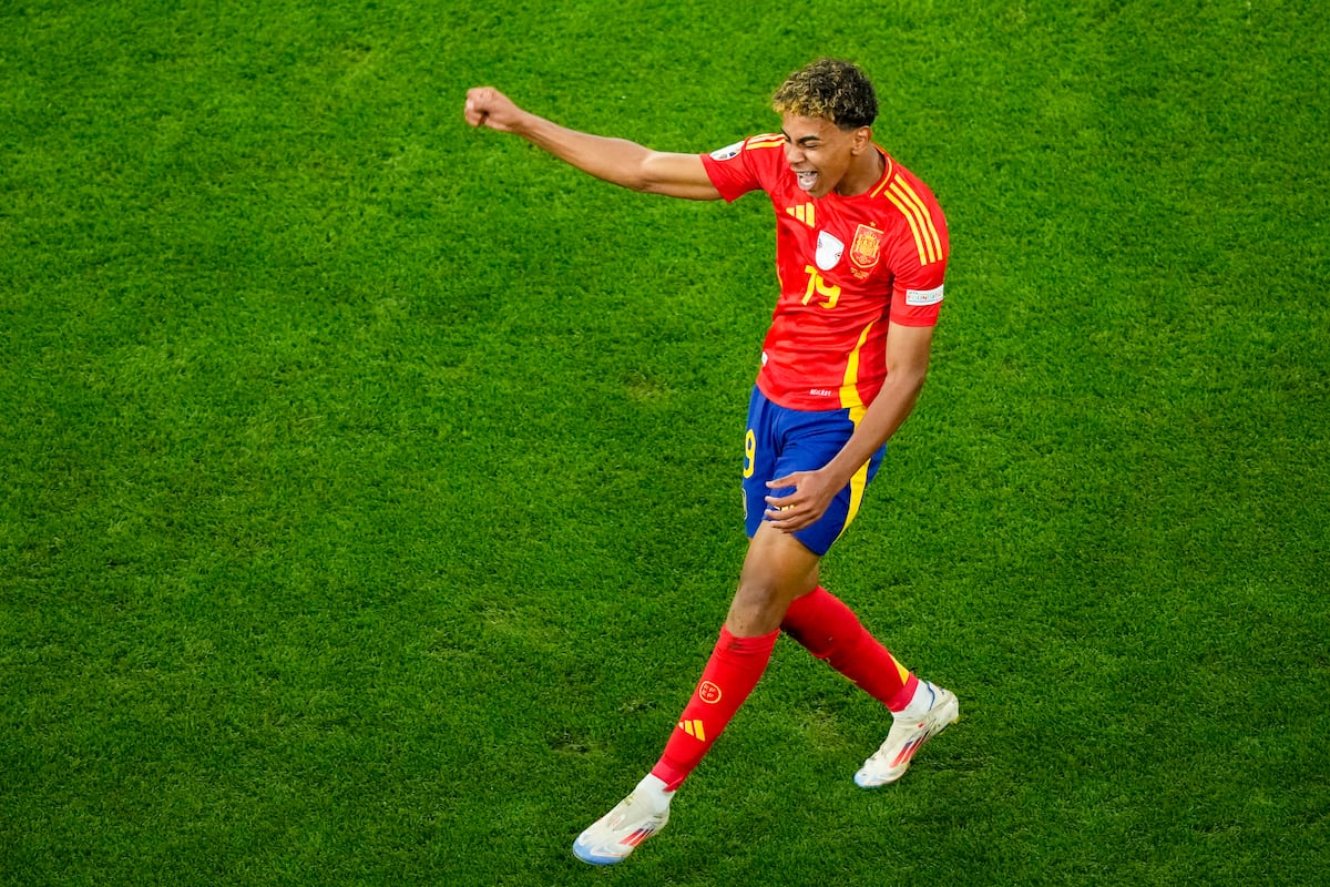 Lamine Yamal celebra tras anotar el primer gol de España en la victoria 2-1 ante Francia en la semifinal de la Eurocopa 2024 en Múnich, Alemania, el martes 9 de julio de 2024. (AP Foto/Ebrahim Noroozi)