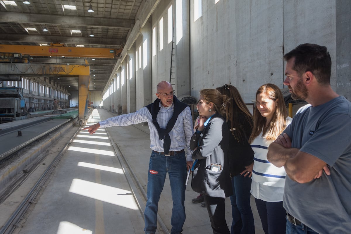 Encargado de Astori Estructuras explicando el sistema de construcción de premolde en seco (Universidad Provincial de Córdoba).