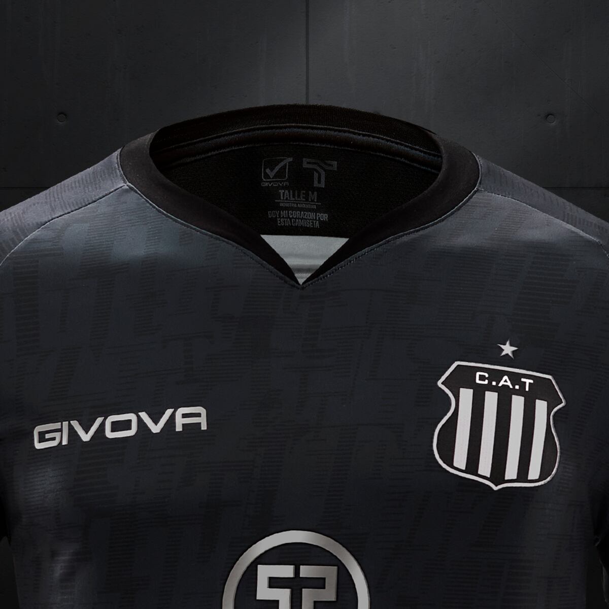 Así se ve el cuello de la nueva remera alternativa de Talleres. (Prensa Talleres)