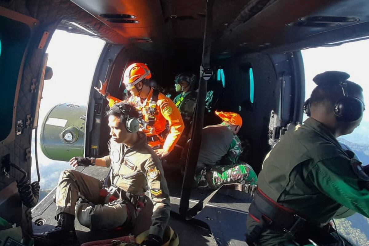 Encontraron los restos de todas las victimas del siniestro aéreo en Indonesia.