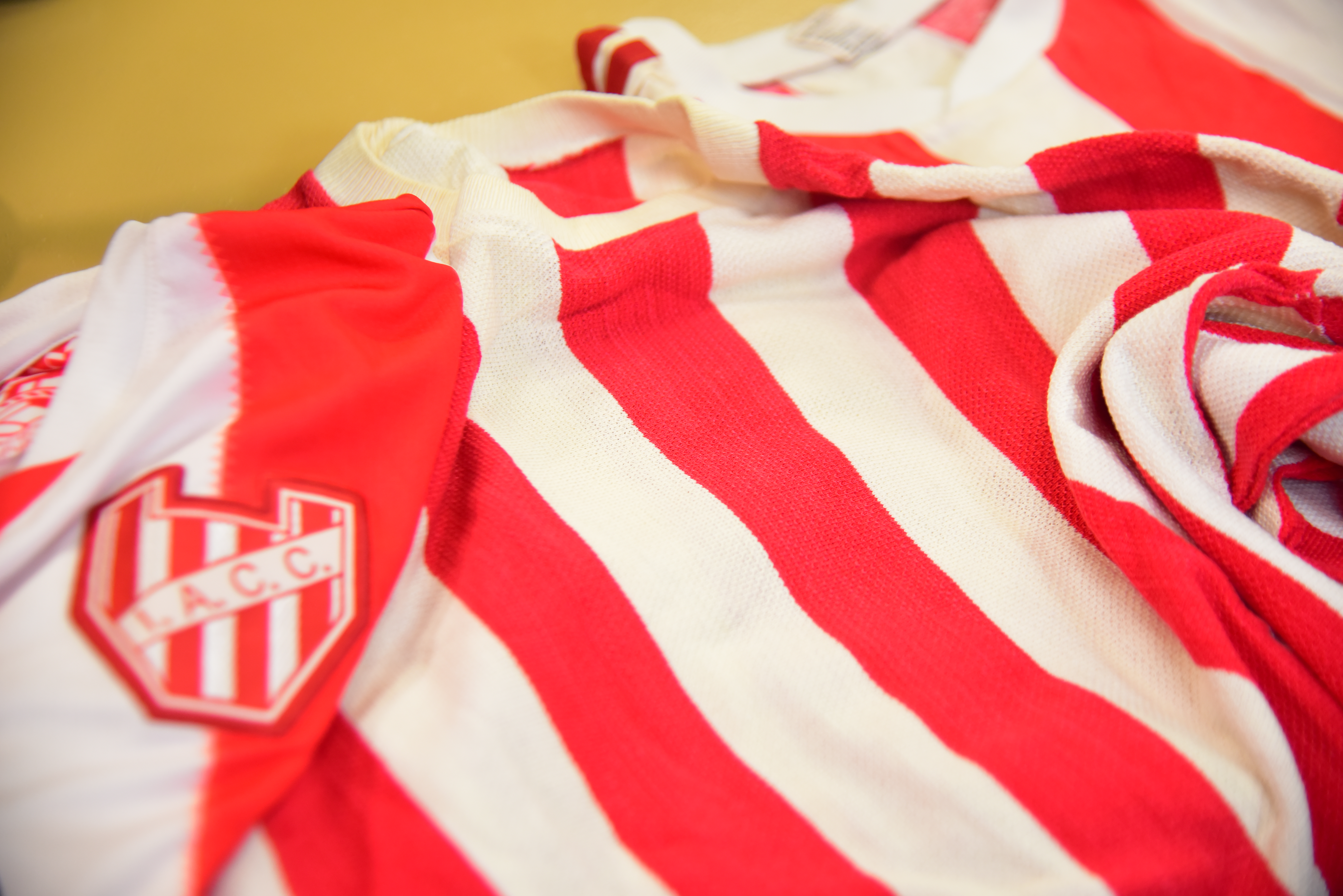 Eric Carreras, coleccionista de camisetas de Instituto, muestra algunas de sus joyas en La Voz del Interior. (Javier Ferreyra / La Voz)
