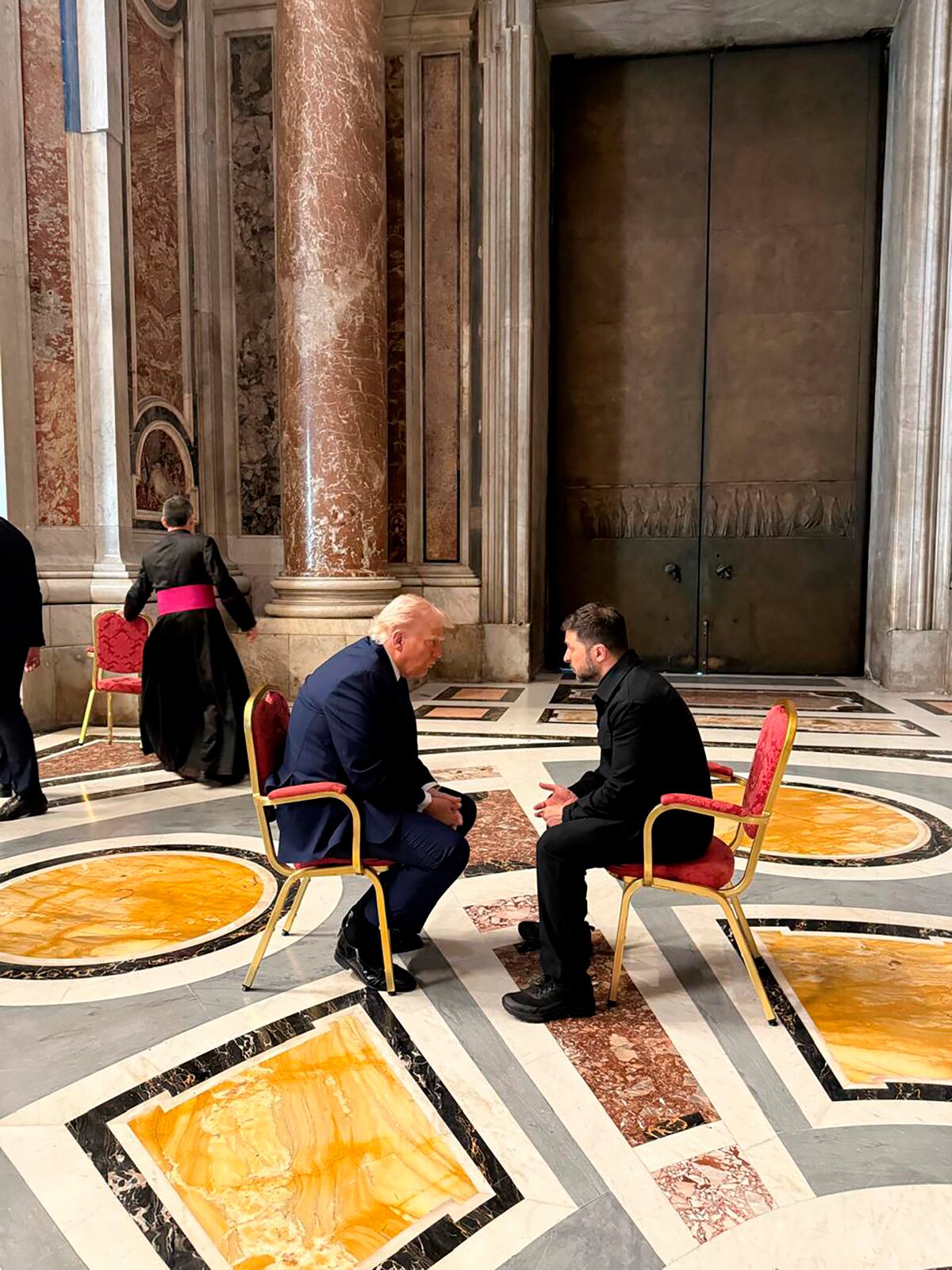 En esta imagen, distribuida por la oficina de prensa de la Presidencia de Ucrania, el presidente de Ucrania, Volodymyr Zelenskyy (derecha), y su homólogo de Estados Unidos, Donald Trump, charlan en el Vaticano antes del inicio del funeral del papa Francisco, el 26 de abril de 2025.(Oficina de prensa de la Presidencia de Ucrania vía AP)