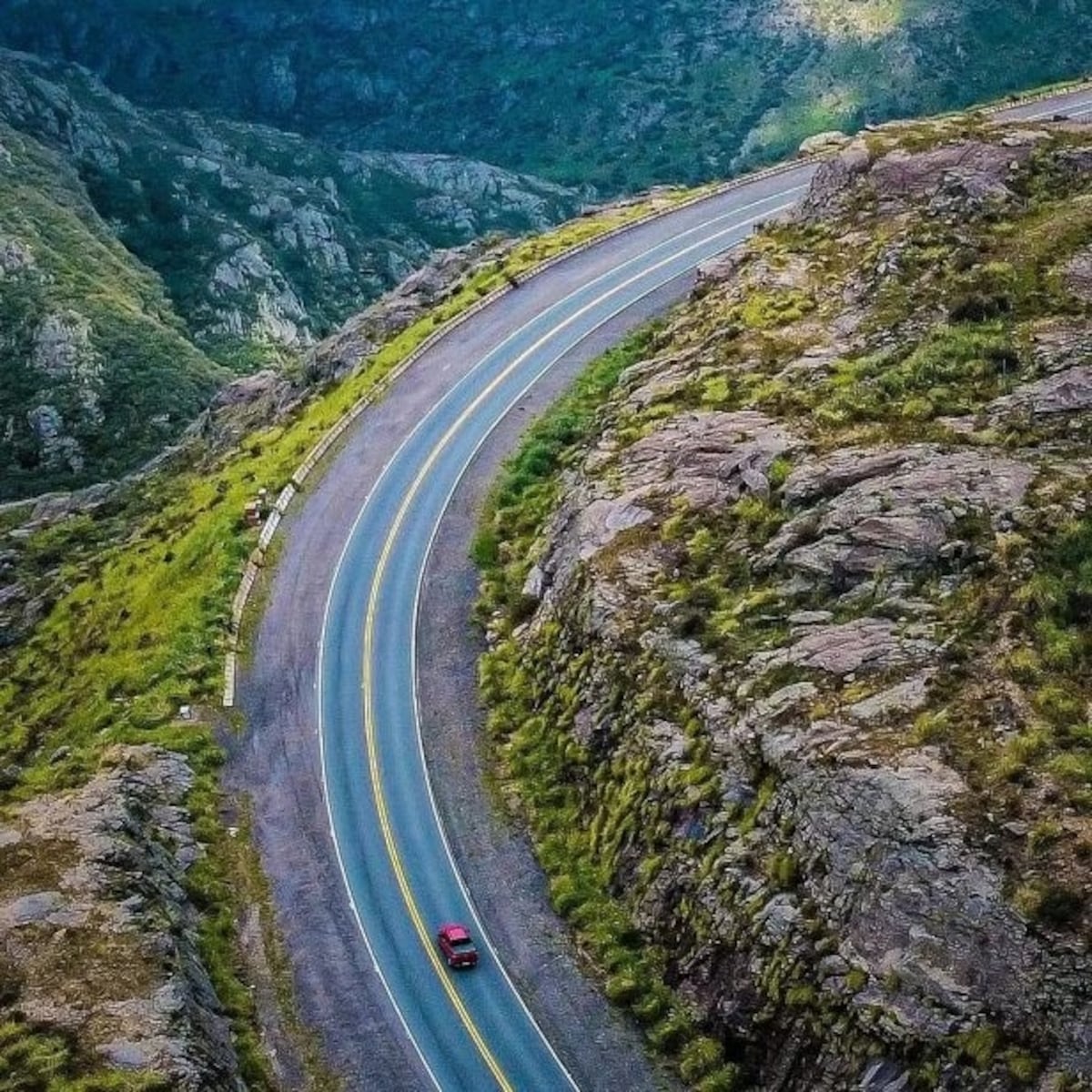 El Camino de las Altas Cumbres, un lugar ideal para pasear y que constituye en sí mismo una atracción para recorrerlo calmado y de punta a punta. (Fotos Parador Giulio Césare)