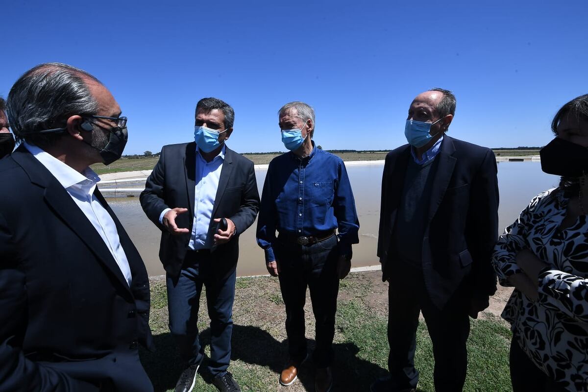 Autoridades provinciales y municipales en la inauguración de la planta cloacal de Las Perdices. (Provincia).