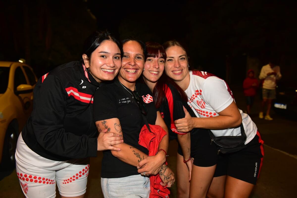 Hinchas de Instituto en la previa del partido con Central Córdoba por el Torneo Apertura. (Jorge Peñalba / La Voz)