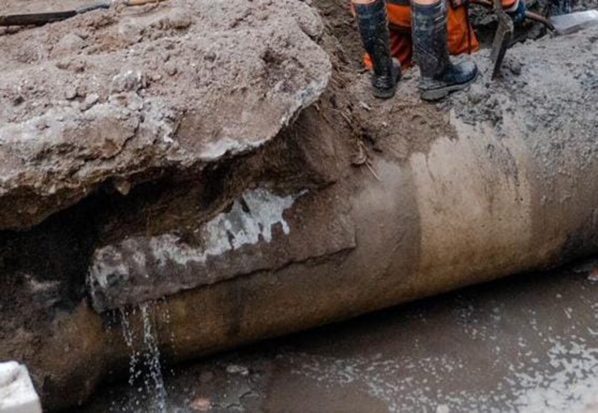 Así lucía la moldura de chapa con la que se toparon los operarios que reparan el caño cloacal. (Municipalidad).