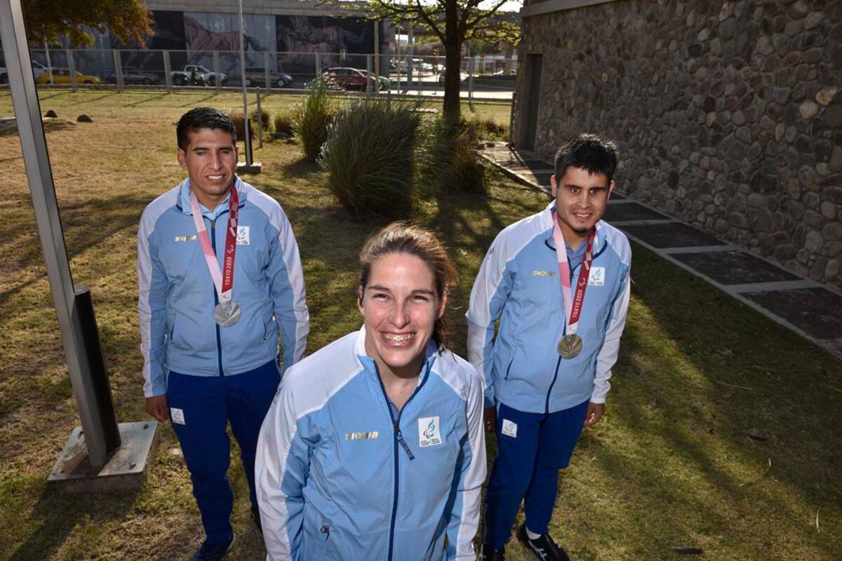La nadadora Elizabeth Noriega y los Murciélagos Nahuel Heredia y Nicolás Véliz en su visita a La Voz, tras regresar de Tokio. (Facundo Luque / La Voz)