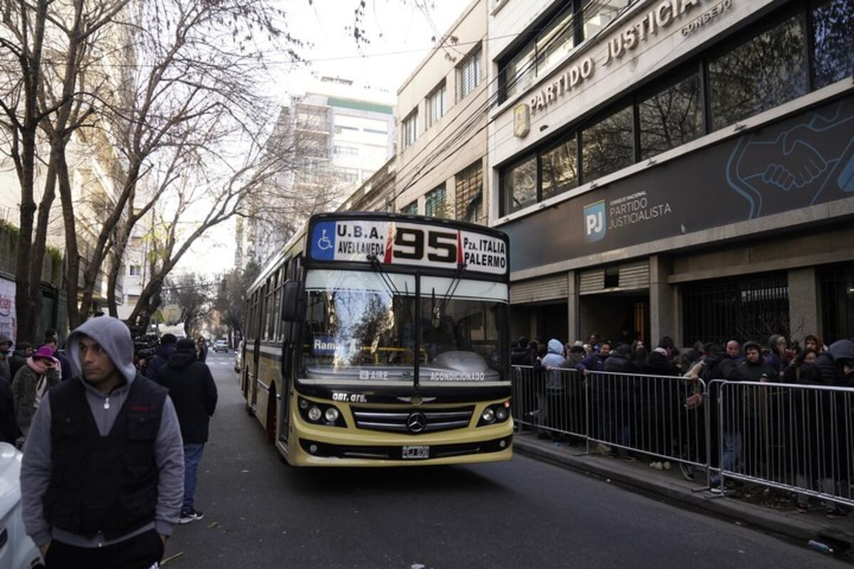 Militantes se reúnen en la sede del PJ para darle el apoyo a Cristina Kirchner. (Gentileza Clarin)