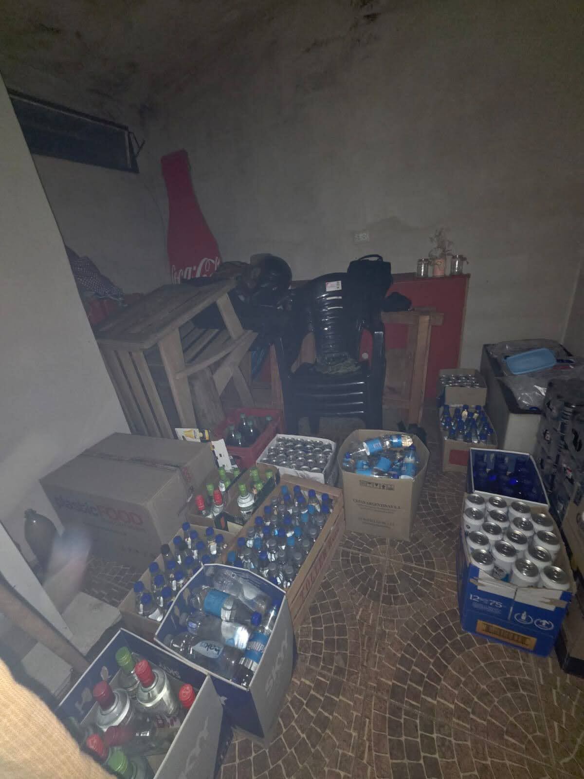 Parte de las bebidas alcohólicas incautadas durante el operativo. También se secuestró equipamiento técnico valuado en unos 47 millones de pesos. (Municipalidad de Córdoba)