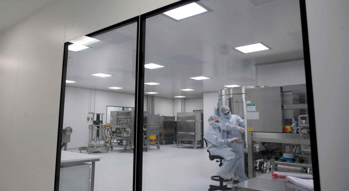 MABXIENCE. La empresa Mabxience, en Garín, fabrica el principio activo de la vacuna de AstraZeneca. (AP)