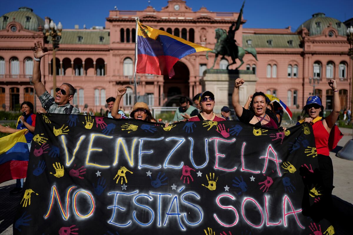 Opositores del presidente venezolano Nicolás Maduro sostienen una pancarta en la Plaza de Mayo en Buenos Aires el 9 de enero de 2025, día antes de la jura de Maduro para su tercer mandato. (AP / Natacha Pisarenko)