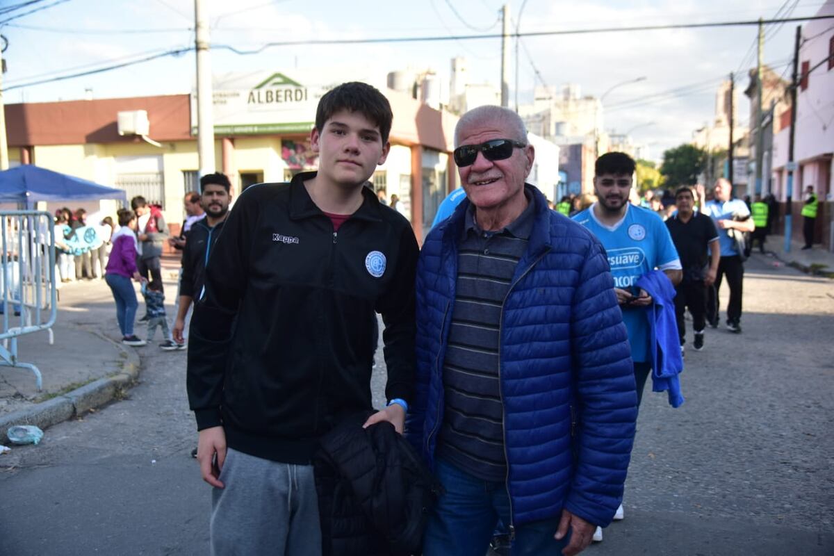 Cara 'e Cancha de Belgrano en la previa del partido con Atlético Tucumán. Fotografías de Facundo Luque en las afueras del Gigante de Alberdi, donde el Pirata recibe al Decano.