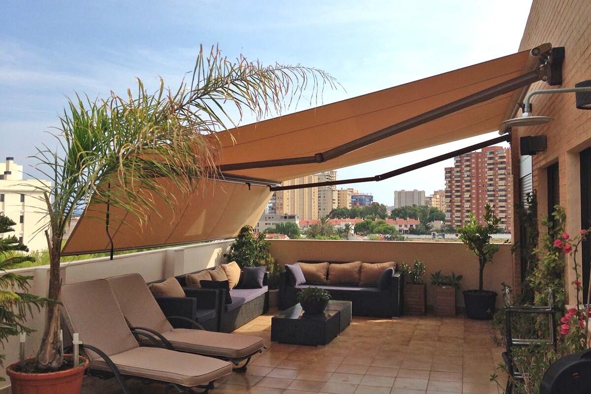 Los toldos tienen la gran virtud de sumar espacios protegidos del sol y las altas temperaturas.