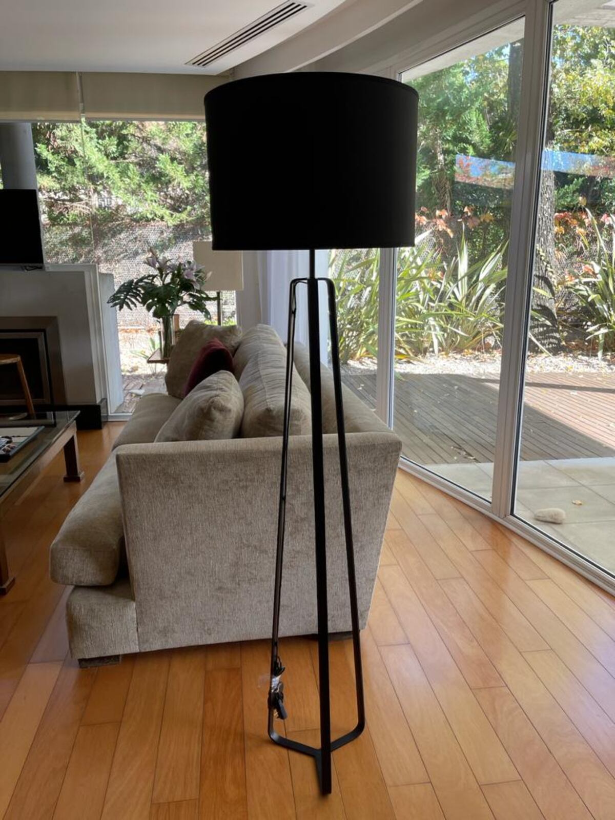 Trípode. Las lámparas de pie complementan a la perfección la ambientación de un living.