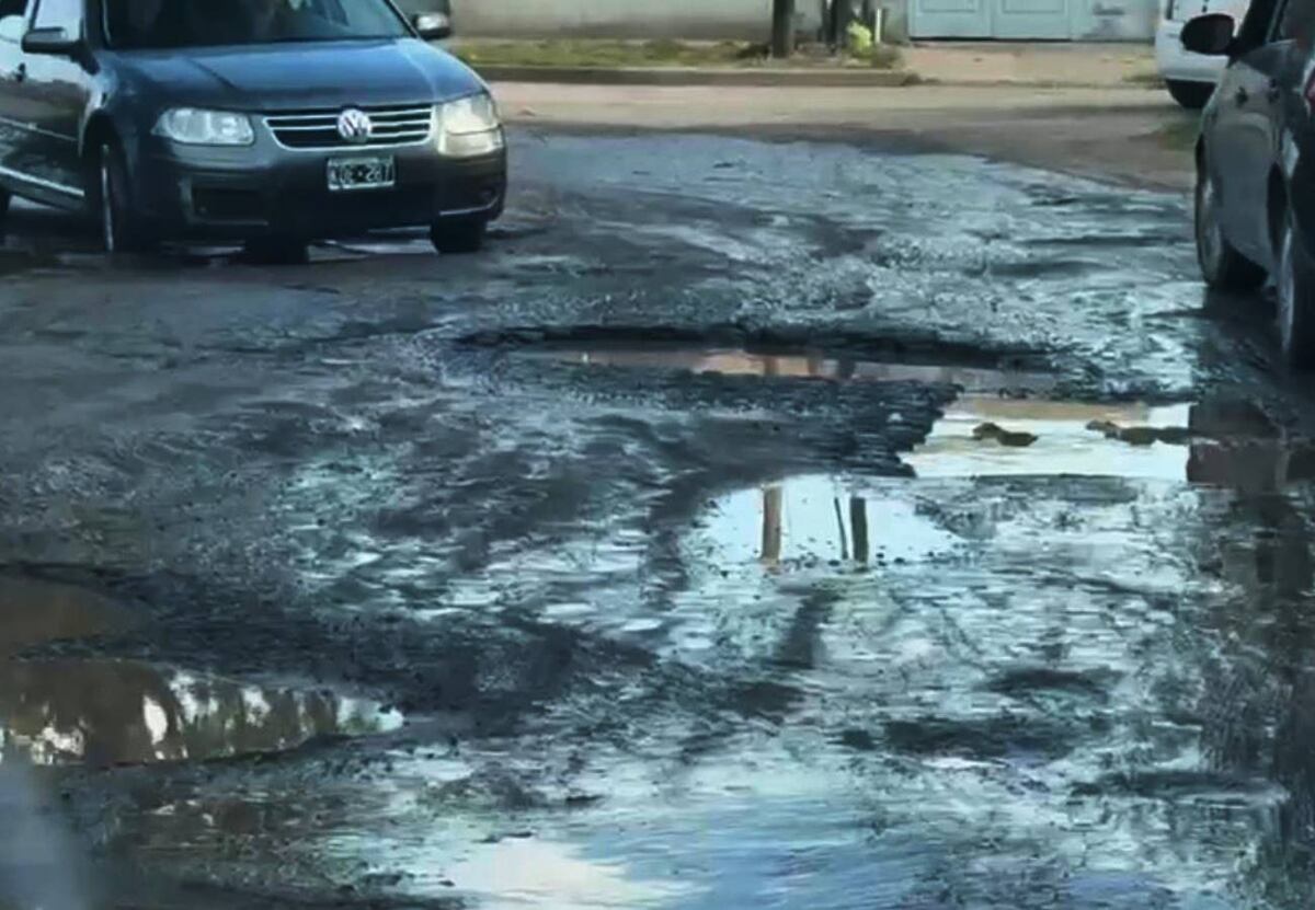 Baches en bulevar de Los Polacos.