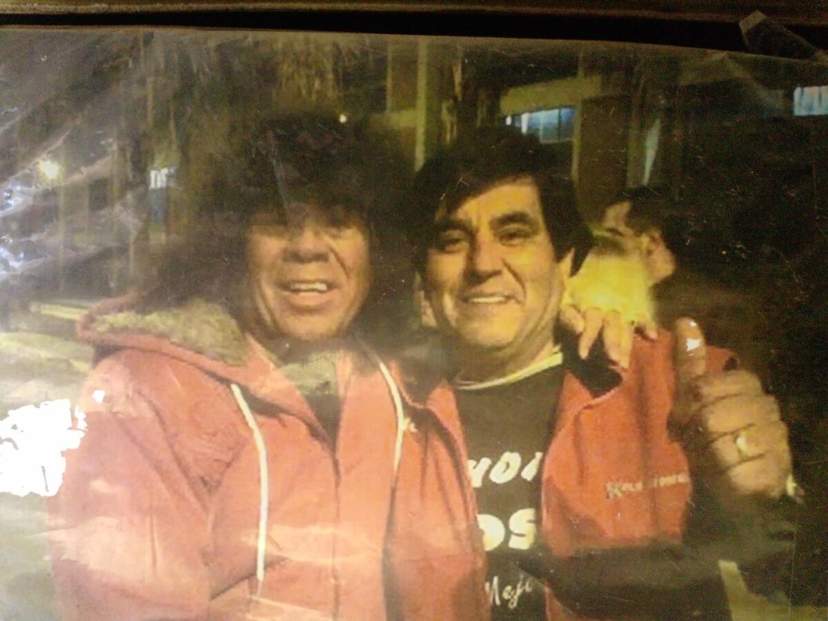 José junto a Carlitos Jiménez, uno de los tantos que pasó por su carro, donde exhibía esa foto con mucho orgullo. Foto: Elea Anestiades.