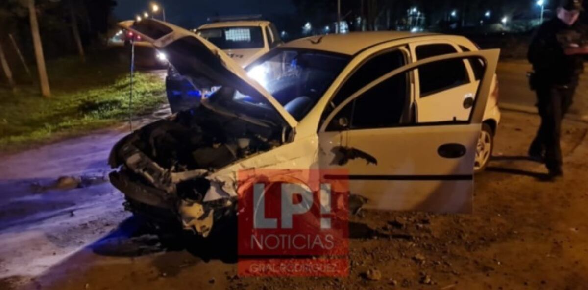 Así quedó el auto de la funcionaria que fue despedida de su cargo tras el incidente.