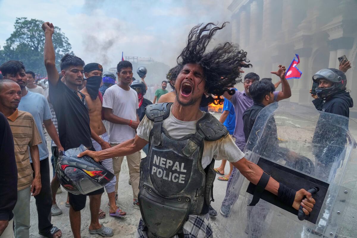 protesta contra la prohibición de las redes sociales y la corrupción en Katmandú, Nepal, el martes 9 de septiembre de 2025. (Foto AP/Niranjan Shrestha)